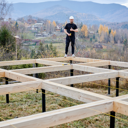 Fondation sur pieux avec ossature de bâtiment en cours dans un environnement résidentiel  dans Lanaudière
